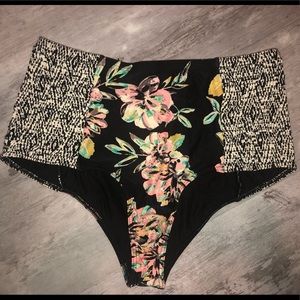 High waisted O’Neil bikini bottoms